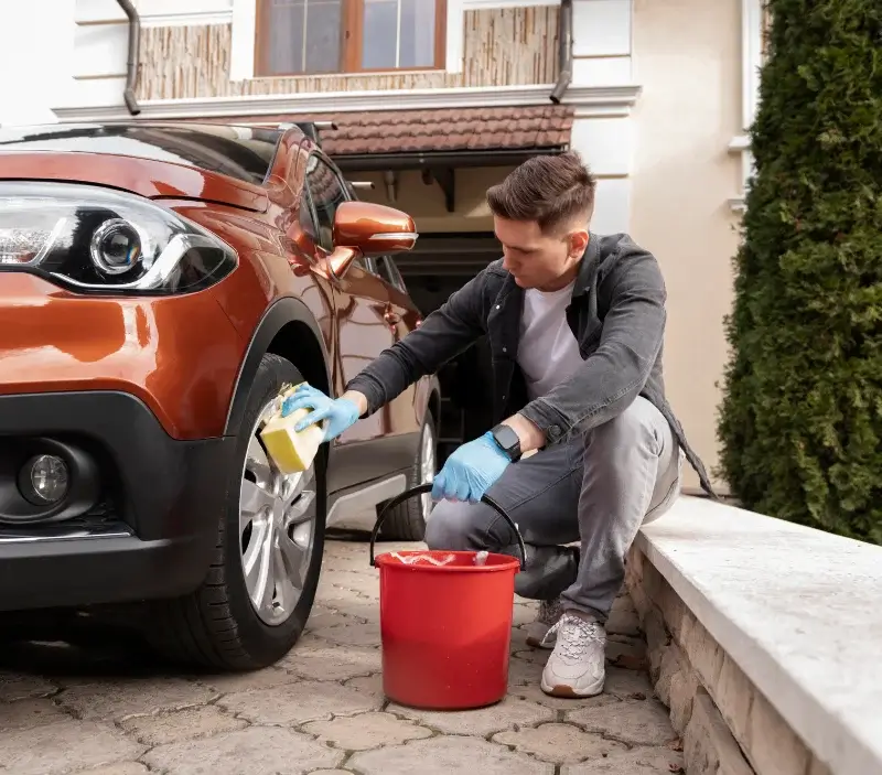 Lavage auto à domicile Saint-Amand-le-Petit : professionnel intervenant sur un véhicule